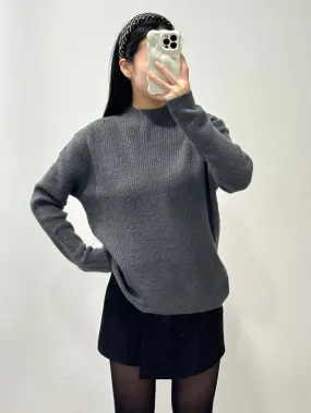 Einfacher Strickpullover mit hohem Kragen